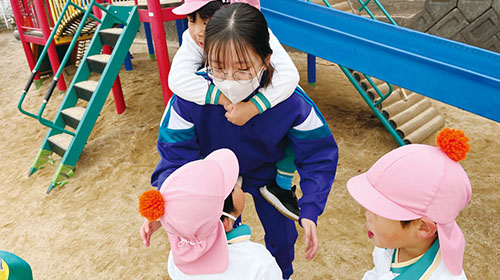 子供と触れ合える高校